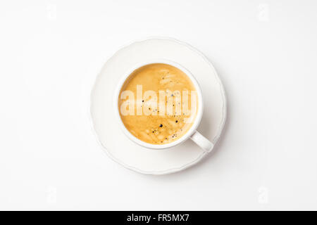 Kaffee in Keramik Tasse auf einem weißen Tisch horizontal Stockfoto