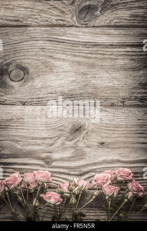 Rosa Blüten auf grauen vertikalen Holzbrettern Stockfoto