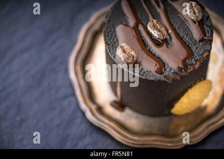 Mousse au Chocolat auf Vintage Platte horizontal Stockfoto