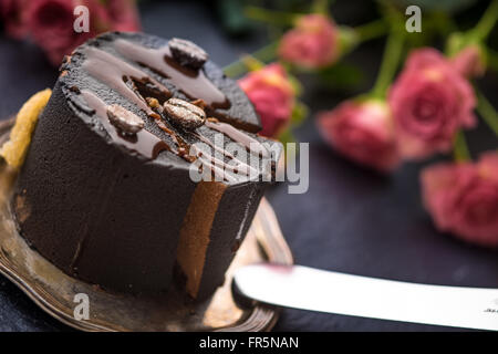 Kaffee-Mousse und einen Strauß Rosen auf a blaue Tabelle horizontal Stockfoto