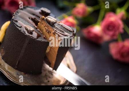 Kaffee-Mousse und einen Strauß Rosen auf a blaue Tabelle horizontal Stockfoto