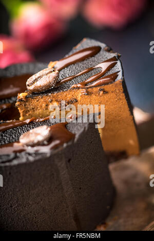 Kaffee-Mousse und einen Strauß Rosen auf a blaue Tabelle vertikal Stockfoto