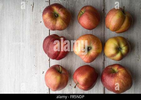 Sommer rote Äpfel auf weiße Tafeln auf der rechten horizontalen Stockfoto