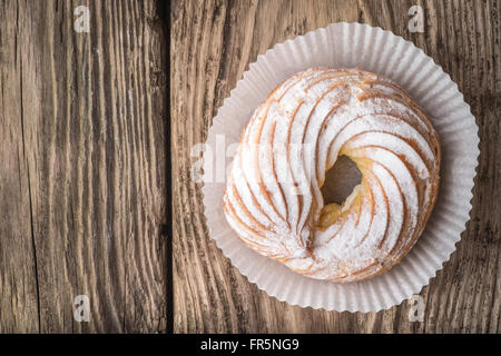 Kuchen in Puderzucker auf einem Holztisch horizontale Stockfoto