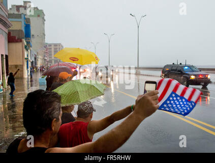 Havanna, Kuba. 20. März 2016. Ein kubanische Mann mit einer amerikanischen Flagge begrüßt als Präsident Barack Obama Konvoi vergeht im Regen entlang des Malecon in Alt-Havanna, Kuba, Sonntag, 20. März 2016. (CTK-Foto) Bildnachweis: CTK/Alamy Live-Nachrichten Stockfoto