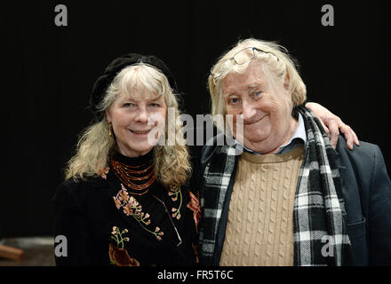 Leipzig, Deutschland. 20. März 2016. Autorin Barbara Smitmans-Vajda und ihrem Mann, ungarische Philopsopher und Germanist, Mihaly Vajda, stellen während der Leipziger Buchmesse in Leipzig, Deutschland, 20. März 2016. Mihaly Vajda präsentiert das Buch "Meine Gespenster Essays Zur Zeitgeschichte" (lit.) Mein Geist Essays zur Zeitgeschichte). Foto: Jens Kalaene/Dpa/Alamy Live News Stockfoto