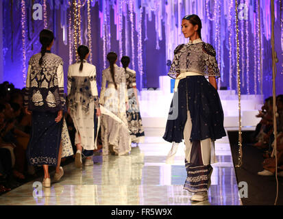 Neu-Delhi, Indien. 20. März 2016. Während des großen Finales von "Amazon India Fashion Week 2016" in New Delhi, der Hauptstadt von Indien, 20. März 2016 präsentieren Kreationen. © Stringer/Xinhua/Alamy Live-Nachrichten Stockfoto