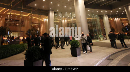 Peking, China. 21. März 2016. Die Menschen Sie stehen vor dem Eingang des Grand Hyatt Hotel nach einem Brand im 17. Stock in Peking, China, 21. März 2016. Das Feuer war schnell unter Kontrolle. Das deutsche Staatsoberhaupt, wohnen im Hotel, bleibt für fünf Tage bei einem Staatsbesuch in China. Foto: WOLFGANG KUMM/Dpa/Alamy Live News Stockfoto