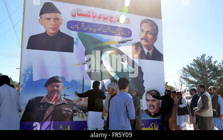 Höhere Stäbe der Pakistan Kohlen Minen stellen eine Horten-Board bei Sareena Chowk anlässlich Pakistan Auflösung kommen voran am 23. März in Quetta auf Montag, 21. März 2016. Stockfoto