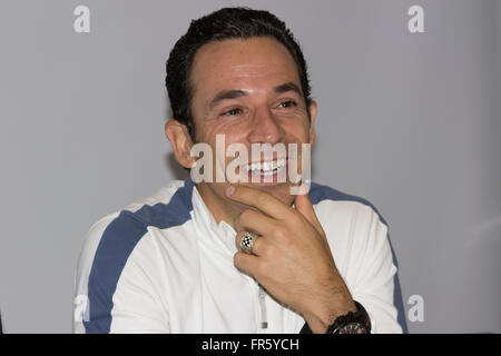 Bogota, Kolumbien. 4. Dezember 2015. Helio Castroneves Fahrer im Team Penske in IndyCar während Fahrer Motorsport in Bogota, Kolumbien. © Daniel Garzón Herazo/Pacific Press/Alamy Live-Nachrichten Stockfoto