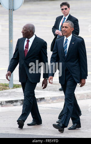 Havanna, Kuba. 21. März 2016. Vizepräsident des Rates der von Kuba, Salvador Valdes Mesa (L) und U.S. President Barack Obama (R), Fuß zum Palast der Revolution zu offizielle Gesprächen mit kubanische Präsident Raul Castro in Havanna, die Hauptstadt von Kuba, am 21. März 2016 halten. Obama am Montag würdigte kubanischen Nationalhelden Jose Marti vor Treffen mit kubanischer Präsident Raul Castro in Havanna. © Jose Tito Merino/Prensa Latina/Xinhua/Alamy Live-Nachrichten Stockfoto