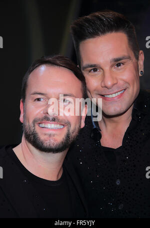 Magdeburg, Deutschland. 19. März 2016. Lee Baxter (l) und Eloy de Jong, Mitglieder der Band auf frischer Tat ertappt, bei der TV show "Willkommen Bei Carmen Nebel" im Getec-Arena in Magdeburg, Deutschland, 19. März 2016. Die Show läuft am 24. März 2016 im ZDF. Foto: Jens Wolf/Dpa/Alamy Live News Stockfoto