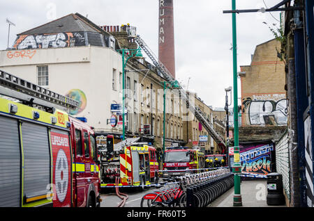 London, UK. 21. März 2016.      Feuer in Brick Lane, East London, wo die Straße gesperrt war und viele Feuerwehrautos wurden genannt.                  Bildnachweis: Ilyas Ayub / Alamy Live News Stockfoto