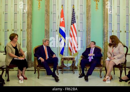 Havanna, Kuba. 21. März 2016. US Staatssekretär John Kerry trifft sich mit kubanischen Außenminister Bruno Rodr'guez Parilla für ein bilaterales Treffen im Ministerium für auswärtige Angelegenheiten 21. März 2016 in Havanna, Kuba. Kerry hielt Sitzungen mit kubanische Beamte vor seinem Eintritt bei Präsident Barack Obama auf seinem historischen Besuch in Kuba. Bildnachweis: Planetpix/Alamy Live-Nachrichten Stockfoto