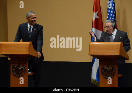 Havanna, Kuba. 21. März 2016. Kubas President Raul Castro (R) und US-Präsident Barack Obama beteiligen sich während einer Pressekonferenz im Palazzo Revolution in Havanna, die Hauptstadt von Kuba, am 21. März 2016. Obama ist mit kubanischen Staatschef Raul Castro für seinen zweiten Tag in Havanna am Montag trafen. © Joaquin Hernandez/Xinhua/Alamy Live-Nachrichten Stockfoto