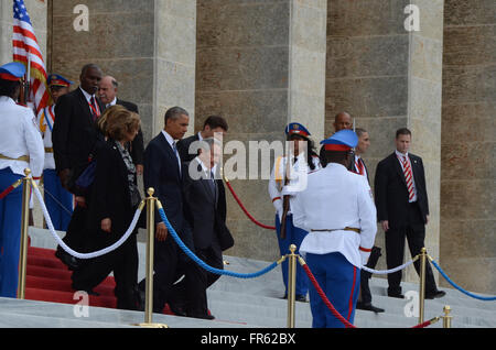 Havanna, Kuba. 21. März 2016. Verlassen Sie Kubas Präsident Raul Castro (R, Center) und US-Präsident Barack Obama (L, Center), nach einer Pressekonferenz im Palazzo Revolution in Havanna, Hauptstadt von Kuba, am 21. März 2016. Obama ist mit kubanischen Staatschef Raul Castro für seinen zweiten Tag in Havanna am Montag trafen. © Joaquin Hernandez/Xinhua/Alamy Live-Nachrichten Stockfoto