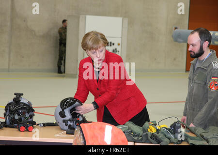 Norvenich, Deutschland. 21. März 2016. Bundeskanzlerin Angela Merkel während ihres Besuchs bei der deutschen Luftwaffe taktische Flügel 31 © Maik Boenisch/Pacific Press/Alamy Live News Stockfoto