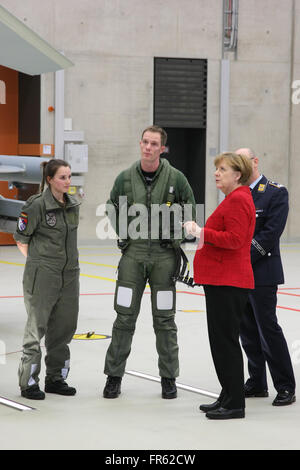 Norvenich, Deutschland. 21. März 2016. Bundeskanzlerin Angela Merkel spricht mit Mitgliedern der deutschen Luftwaffe taktischer Flügel 31 © Maik Boenisch/Pacific Press/Alamy Live News Stockfoto