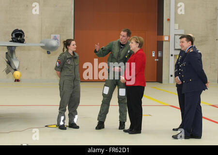 Norvenich, Deutschland. 21. März 2016. Bundeskanzlerin Angela Merkel spricht mit Mitgliedern der deutschen Luftwaffe taktischer Flügel 31. © Maik Boenisch/Pacific Press/Alamy Live-Nachrichten Stockfoto