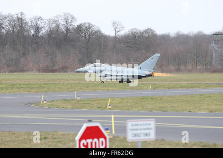 Norvenich, Deutschland. 21. März 2016. Alarm wird ab der Eurofighter während des Besuchs von Bundeskanzlerin Angela Merkel in Norvenich © Maik Boenisch/Pacific Press/Alamy Live News Stockfoto