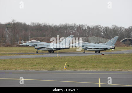 Norvenich, Deutschland. 21. März 2016. Warnung ab zwei Eurofighter während des Besuchs von Bundeskanzlerin Angela Merkel in Norvenich © Maik Boenisch/Pacific Press/Alamy Live News Stockfoto