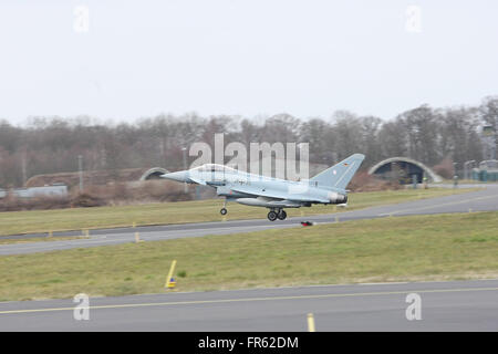 Norvenich, Deutschland. 21. März 2016. Nehmen Sie von von einem Eurofighter während des Besuchs von Bundeskanzlerin Angela Merkel in Norvenich © Maik Boenisch/Pacific Press/Alamy Live News Stockfoto