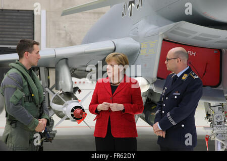 Norvenich, Deutschland. 21. März 2016. Bundeskanzlerin Angela Merkel spricht mit Mitgliedern der deutschen Luftwaffe taktischer Flügel 31 während ihres Besuchs. © Maik Boenisch/Pacific Press/Alamy Live-Nachrichten Stockfoto