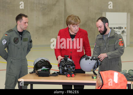 Norvenich, Deutschland. 21. März 2016. Bundeskanzlerin Angela Merkel spricht mit Mitgliedern der deutschen Luftwaffe taktischer Flügel 31 während ihres Besuchs. © Maik Boenisch/Pacific Press/Alamy Live-Nachrichten Stockfoto