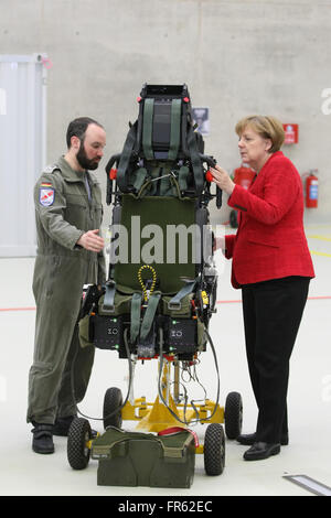 Norvenich, Deutschland. 21. März 2016. Bundeskanzlerin Angela Merkel spricht mit Mitgliedern der deutschen Luftwaffe taktischer Flügel 31 während ihres Besuchs. © Maik Boenisch/Pacific Press/Alamy Live-Nachrichten Stockfoto