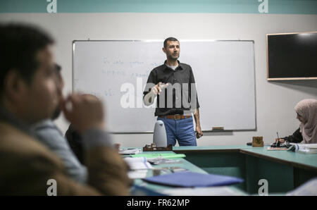 Gaza. 21. März 2016. Palästinensische ehemaliger Häftling Ahmed Alfaleet gibt eine hebräische Lektion palästinensischen Studenten in seinem Zentrum in Gaza-Stadt am 21. März 2016. Alfaleet verbrachte 20 Jahre in israelischen Gefängnissen. Während seiner Haft gelang es ihm, sich anzuschließen und studieren an einer Hebräischen Universität mit dem Schwerpunkt internationale Beziehungen. Nach seiner Entlassung eines Gefangenen Tauschgeschäft, vermittelt durch Ägypten zwischen Israel und der islamischen Hamas-Bewegung im Oktober 2011 begann er die Lehre Hebräisch im Gaza-Streifen. © Wissam Nassar/Xinhua/Alamy Live-Nachrichten Stockfoto