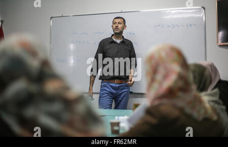 Gaza. 21. März 2016. Palästinensische ehemaliger Häftling Ahmed Alfaleet gibt eine hebräische Lektion palästinensischen Studenten in seinem Zentrum in Gaza-Stadt am 21. März 2016. Alfaleet verbrachte 20 Jahre in israelischen Gefängnissen. Während seiner Haft gelang es ihm, sich anzuschließen und studieren an einer Hebräischen Universität mit dem Schwerpunkt internationale Beziehungen. Nach seiner Entlassung eines Gefangenen Tauschgeschäft, vermittelt durch Ägypten zwischen Israel und der islamischen Hamas-Bewegung im Oktober 2011 begann er die Lehre Hebräisch im Gaza-Streifen. © Wissam Nassar/Xinhua/Alamy Live-Nachrichten Stockfoto