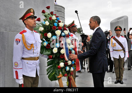 Havanna, Kuba. 21. März 2016. US-Präsident Barack Obama legt einen Kranz zu Ehren Jose Marti auf dem Platz der Revolution in Havanna, die Hauptstadt von Kuba, am 21. März 2016. Obama am Montag würdigte kubanischen Nationalhelden Jose Marti vor Treffen mit kubanischer Präsident Raul Castro in Havanna. Bildnachweis: Str/Xinhua/Alamy Live-Nachrichten Stockfoto