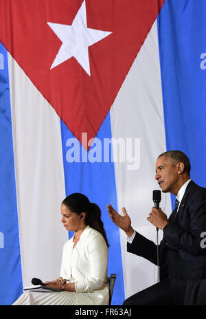 Havanna, Kuba. 21. März 2016. US-Präsident Barack Obama spricht zum Publikum während ein Rathaus zu einem Unternehmertum-Gipfel La Cerveceria del Puerto, einer Brauerei in Havanna, Kuba am 21. März 2016. Ehemaligen CNN-Moderator Soledad O'Brien (L), dessen Familie ursprünglich aus Kuba hat, diente als Moderator der Veranstaltung. Bildnachweis: Paul Hennessy/Alamy Live-Nachrichten Stockfoto