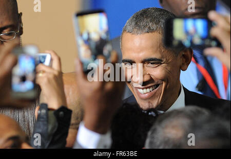 Havanna, Kuba. 21. März 2016. US-Präsident Barack Obama begrüßt das Publikum nach einem Rathaus bei einem Unternehmertum Gipfel La Cerveceria del Puerto, einer Brauerei in Havanna, Kuba am 21. März 2016. Ehemaligen CNN-Moderator Soledad O'Brien, dessen Familie ursprünglich aus Kuba hat, diente als Moderator der Veranstaltung. Bildnachweis: Paul Hennessy/Alamy Live-Nachrichten Stockfoto