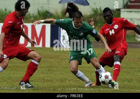 (160322)--Havanna, 22. März 2016 (Xinhua)--Foto auf 2. Juni 2015 zeigt Ayoze Garcia (C) der New York Cosmos Teilnahme an einem Freundschaftsspiel mit Kubas Fußball-Nationalmannschaft im Stadion Pedro Marrero in Havanna, Kuba. Sport haben einen Weg zur Vertiefung der Annäherung zwischen Kuba und den Vereinigten Staaten von Amerika, zwei Länder, die offiziell diplomatische Beziehungen im Jahr 2015 nach mehr als einem halben Jahrhundert wiederhergestellt werden. Einige der Sportarten, die diese beiden Länder näher zusammen zu bringen sind Basketball, Fußball, Regata und Baseball. US-Präsident Barack Obama kam am Sonntag in Kuba, in Stockfoto