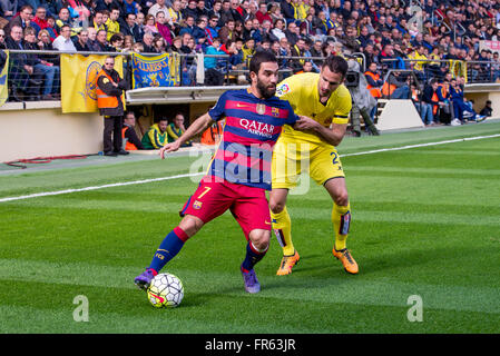 VILLARREAL, Spanien - 20 MAR: Arda Turan (l) und Mario Gaspar (r) Kämpfe um den Ball auf dem La Liga-Spiel zwischen FC Villarreal CF und FC Barcelona im El Madrigal-Stadion am 20. März 2016 in Villarreal, Spanien. Stockfoto