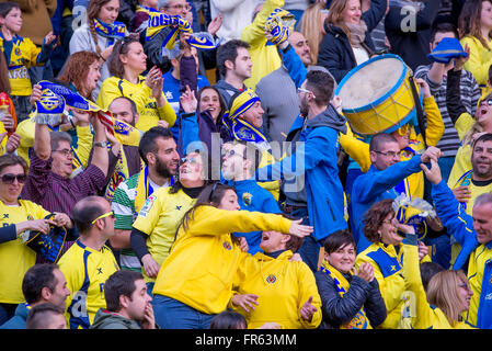 VILLARREAL, Spanien - 20 MAR: Fans auf dem La Liga-Spiel zwischen FC Villarreal CF und FC Barcelona im El Madrigal-Stadion am 20. März 2016 in Villarreal, Spanien. Stockfoto