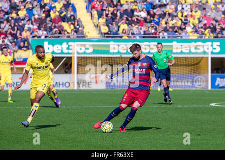 VILLARREAL, Spanien - 20 MAR: Gerard Pique spielt bei der La Liga-Match zwischen Villarreal CF und FC Barcelona im Stadion El Madrigal am 20. März 2016 in Villarreal, Spanien. Stockfoto