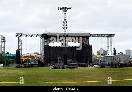 Havanna, Kuba. 21. März 2016. Ein Blick auf die Bühne und Türme, der in Vorbereitung auf das bevorstehende Konzert der Rolling Stones in der Ciudad Deportiva in Havanna, Kuba montiert wurde. Für die kostenlose Veranstaltung für 25. März 2016, geplante haben vom 20. März 2016 verschoben worden, wegen der Ankunft in Havanna von US-Präsident Barack Obama an diesem Tag eine Menge von rund 500.000 erwartet. Die Band geliefert 61 Container mit schätzungsweise 500 Tonnen Ausrüstung nach Kuba um die beispiellose Konzert zu ermöglichen. Bildnachweis: Paul Hennessy/Alamy Live-Nachrichten Stockfoto