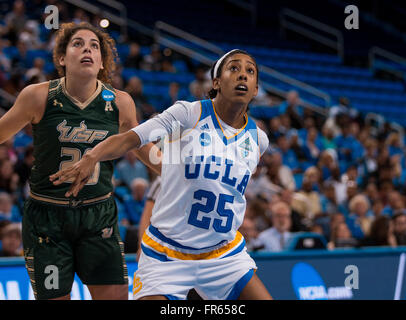 Westwood, CA. 21. März 2016. UCLA nach vorne (25) Monique Billings-Boxen, USF Verteidiger (20) Laura Ferreira während ein NCAA Division 1-Liga-Spiel zwischen der South Florida und die UCLA Bruins an Pauley Pavilion in Westwood, Kalifornien. UCLA besiegte South Florida 72-67. (Obligatorische Credit: Juan Lainez/MarinMedia/Cal Sport Media) © Csm/Alamy Live-Nachrichten Stockfoto