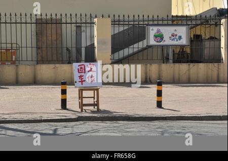 Tsingtao, CHINA. 22. März 2016. 21. März 2016: (Nur zur redaktionellen Verwendung. CHINA aus) Mangel an Parkplätzen trifft Tsingtao wie viele andere Stadt Chinas, also Bewohner alle Sachen wie Stühle, Bänke, Bucke © SIPA Asien/ZUMA Draht/Alamy Live News Stockfoto