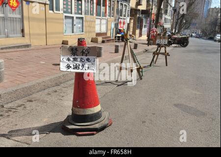 Tsingtao, CHINA. 22. März 2016. 21. März 2016: (Nur zur redaktionellen Verwendung. CHINA aus) Mangel an Parkplätzen trifft Tsingtao wie viele andere Stadt Chinas, also Bewohner alle Sachen wie Stühle, Bänke, Bucke © SIPA Asien/ZUMA Draht/Alamy Live News Stockfoto