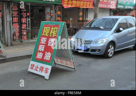 Tsingtao, CHINA. 22. März 2016. 21. März 2016: (Nur zur redaktionellen Verwendung. CHINA aus) Mangel an Parkplätzen trifft Tsingtao wie viele andere Stadt Chinas, also Bewohner alle Sachen wie Stühle, Bänke, Bucke © SIPA Asien/ZUMA Draht/Alamy Live News Stockfoto