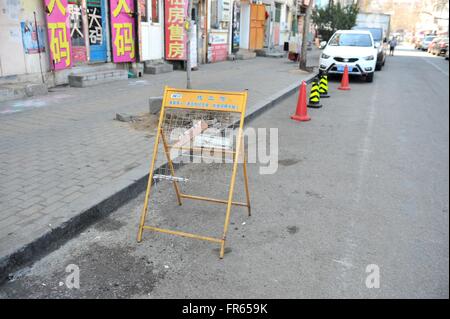 Tsingtao, CHINA. 22. März 2016. 21. März 2016: (Nur zur redaktionellen Verwendung. CHINA aus) Mangel an Parkplätzen trifft Tsingtao wie viele andere Stadt Chinas, also Bewohner alle Sachen wie Stühle, Bänke, Bucke © SIPA Asien/ZUMA Draht/Alamy Live News Stockfoto