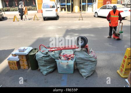 Tsingtao, CHINA. 22. März 2016. 21. März 2016: (Nur zur redaktionellen Verwendung. CHINA aus) Mangel an Parkplätzen trifft Tsingtao wie viele andere Stadt Chinas, also Bewohner alle Sachen wie Stühle, Bänke, Bucke © SIPA Asien/ZUMA Draht/Alamy Live News Stockfoto