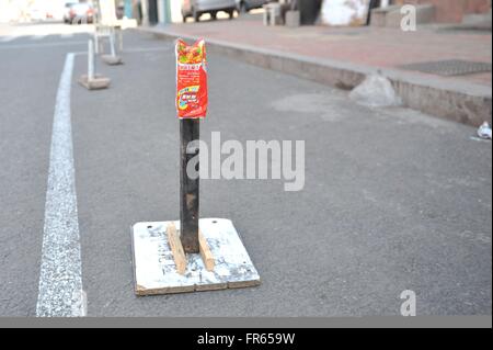 Tsingtao, CHINA. 22. März 2016. 21. März 2016: (Nur zur redaktionellen Verwendung. CHINA aus) Mangel an Parkplätzen trifft Tsingtao wie viele andere Stadt Chinas, also Bewohner alle Sachen wie Stühle, Bänke, Bucke © SIPA Asien/ZUMA Draht/Alamy Live News Stockfoto