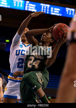 Westwood, CA. 21. März 2016. Universität von Südflorida nach vorne (24) steigt Alisia Jenkins stark in den Korb während, während ein NCAA Division 1 Championship-Spiel zwischen der South Florida und die UCLA Bruins an Pauley Pavilion in Westwood, Kalifornien von UCLA nach vorne (25) Monique Billings verteidigt. UCLA besiegte South Florida 72-67. (Obligatorische Credit: Juan Lainez/MarinMedia/Cal Sport Media) © Csm/Alamy Live-Nachrichten Stockfoto