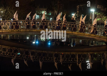 Santander, Spanien. 21. März 2016. Nazarener in der Prozession des Gebets überqueren einer Brücke in den Gärten des Pereda de Santander Kredit: JOAQUIN GOMEZ SASTRE/Alamy Live News Stockfoto