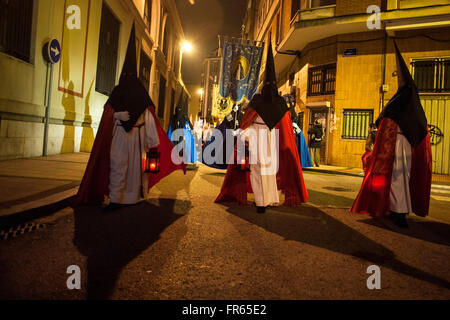 Santander, Spanien. 21. März 2016. Nazarener durch die Straßen von Santander bei nächtlichen Prozession des Gebets am Ostermontag gefeiert.  Bildnachweis: JOAQUIN GOMEZ SASTRE/Alamy Live-Nachrichten Stockfoto