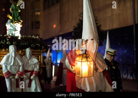 Santander, Spanien. 21. März 2016. Während Ostern Montag Nachtgebet legen Prozession, die zieht sich durch die Innenstadt von der Stadt Santander nimmt Kredit: JOAQUIN GOMEZ SASTRE/Alamy Live News Stockfoto